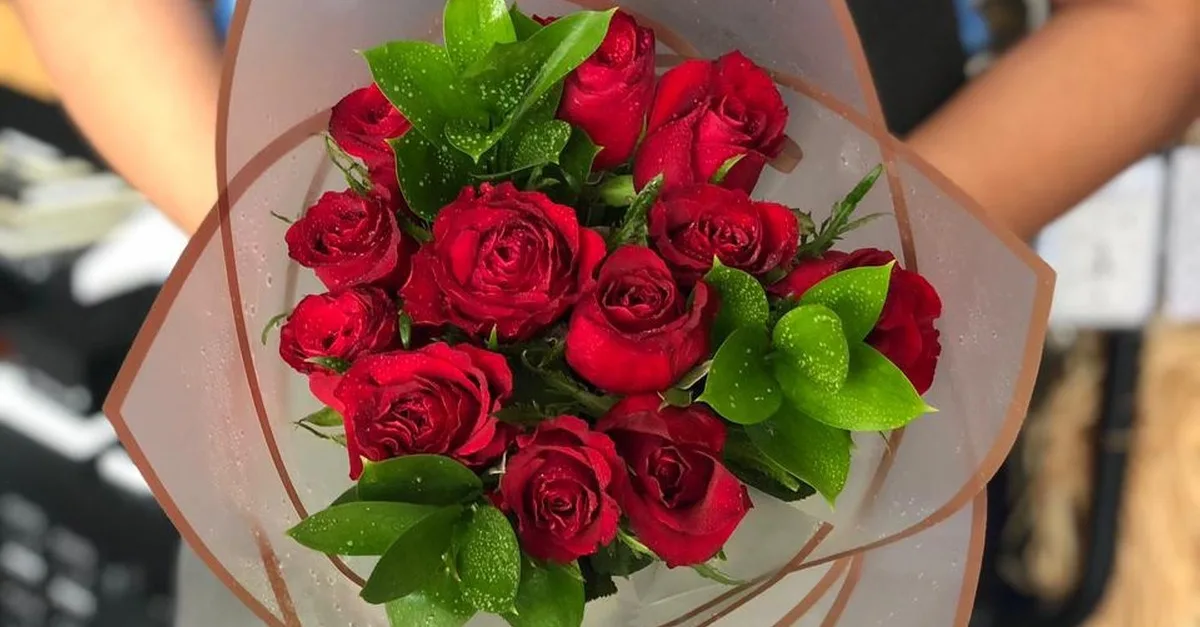 Handcrafted Rose Bouquets, 12 To 100 Roses Choice Of Color in Dubai | Dubai Travel Tours 12 To 100 Roses Choice Of Color at Fikra w Hadiya