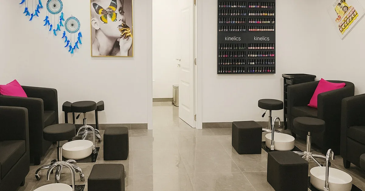 Professional Hair Coloring Services – Root Touch-up, Color & Highlight in Dubai | Dubai Travel Tours United Arab Emirates